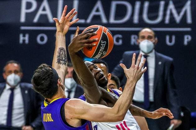 Madrid s Usman Garuba (R) in action against Barca s Kyle Kuric (L) during the Euroleague game between Real Madrid and Barca at WiZink Center in Madrid, Spain, 11 March 2021. Real Madrid - Barca !ACHTUNG: NUR REDAKTIONELLE NUTZUNG!  Copyright: xJuanJoxMartínx GRAF3585 20210311-637510959198161893