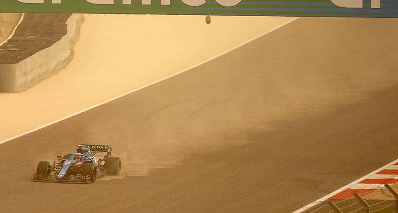 Formel 1 Testfahrten in Bahrain 2021 12.03.2021, Bahrain International Circuit, Sakhir, Formel 1 Testfahrten in Bahrain 2021 , im Bild Sandsturm in Wüste, Esteban Ocon (FRA 31), Alpine F1 Team wirbelt den Sand von der Strecke.