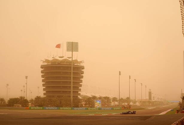 Formel 1 Testfahrten in Bahrain 2021 12.03.2021, Bahrain International Circuit, Sakhir, Formel 1 Testfahrten in Bahrain 2021 , im Bild Sandsturm in Wüste, Lewis Hamilton (GBR 44), Mercedes-AMG Petronas Formula One Team