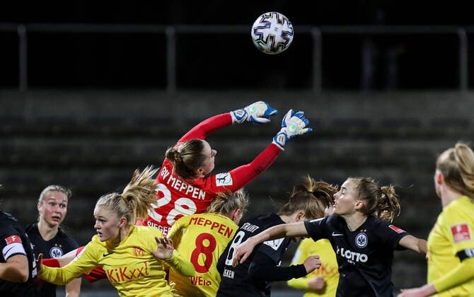 Bilder des Jahres 2021, Sport 03 März Sport Themen der Woche KW10 Sport Bilder des Tages 12.03.2021, xmkx, Fussball Frauen Flyeralarm 1. Bundesliga, Eintracht Frankfurt - SV Meppen v.l. Laura Sieger (SV Meppen) (DFL DFB REGULATIONS PROHIBIT ANY USE OF PHOTOGRAPHS as IMAGE SEQUENCES and or QUASI-VIDEO) emspor Frankfurt *** 12 03 2021, xmkx, football women Flyeralarm 1 Bundesliga, Eintracht Frankfurt SV Meppen v l Laura Sieger SV Meppen DFL DFB REGULATIONS PROHIBIT ANY USE OF PHOTOGRAPHS as IMAGE SEQUENCES and or QUASI VIDEO emspor Frankfurt