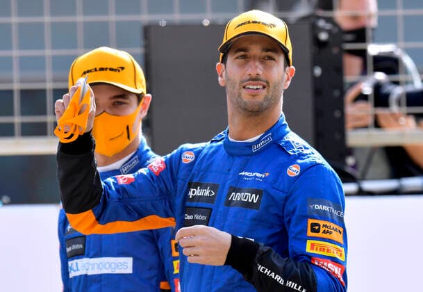 RICCIARDO Daniel mit LANDO Norris F1 Team McLaren FIA Formel 1 Testfahrten 2021 in Bahrain 1.Tag Am 12.03.2021 Bahrain International Circuit As-Sachir
