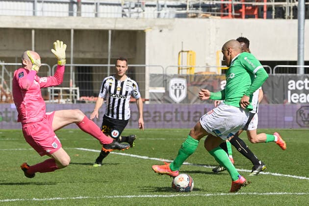 Wahbi Khazri (ASSE) vs PAUL BERNARDONI (Angers) FOOTBALL : SCO Angers vs St Etienne - Ligue 1 Uber eats - 13 03 2021 JBAutissier Panoramic 