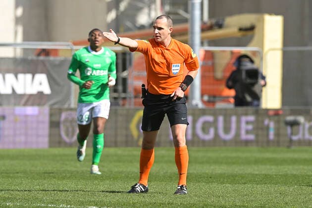 Benoit Millot - Arbitre FOOTBALL : SCO Angers vs St Etienne - Ligue 1 Uber eats - 13 03 2021 JBAutissier Panoramic 