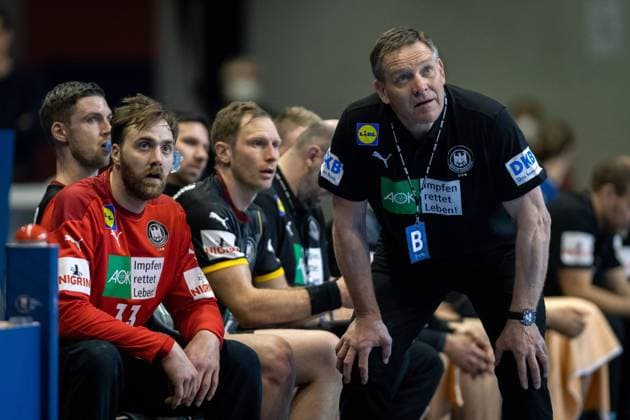 Handball Berlin 13.03.2021 Olympiaqualifikation Olympia Qualifikation Deutschland (GER) - Slowenien (SLO) Alfred Gislason (Deutschland, Trainer) Andreas Wolff (Deutschland, TW, No.33) li.
