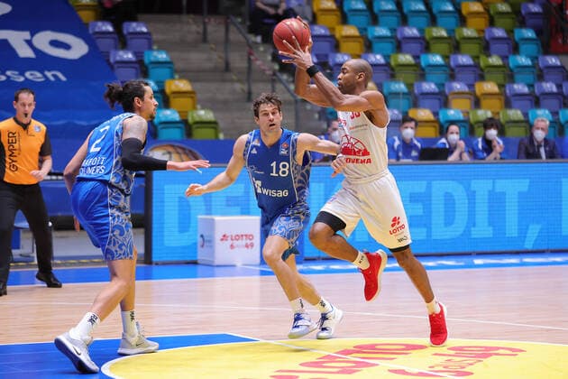 Fraport Skyliners - JobStairs Giessen 46ers, easyCredit BBL Brandon Thomas (Giessen, 33, rechts) gegen Michael Kessens (Fraport Skyliners, 2) und Joe Rahon (Fraport Skyliners, 18). Basketball-Spiel der easyCredit BBL zwischen den Fraport Skyliners und den JobStairs Giessen 46ers am 13. Maerz 2021 in der Fraport-Arena in Frankfurt am Main., Frankfurt am Main Hessen Deutschland Fraport-Arena