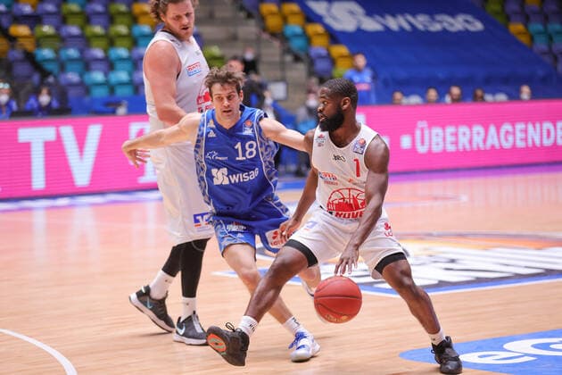 Fraport Skyliners - JobStairs Giessen 46ers, easyCredit BBL Jonathan Stark (Giessen, 1) gegen Joe Rahon (Fraport Skyliners, 18). Basketball-Spiel der easyCredit BBL zwischen den Fraport Skyliners und den JobStairs Giessen 46ers am 13. Maerz 2021 in der Fraport-Arena in Frankfurt am Main., Frankfurt am Main Hessen Deutschland Fraport-Arena