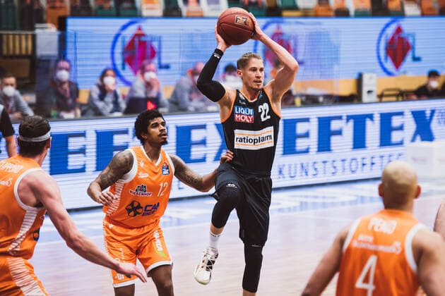 easyCredit-BBL: 23. Spieltag - RASTA Vechta vs. ratiopharm ulm, 13.03.2021 Edgar Sosa (RASTA Vechta, 12), Thomas Klepeisz (ratiopharm ulm, 22); easyCredit-BBL: 23. Spieltag - RASTA Vechta vs. ratiopharm ulm am 13.03.2021 in Vechta (RASTA Dome), Germany, Copyright: xBEAUTIFULxSPORTS Neddermannx