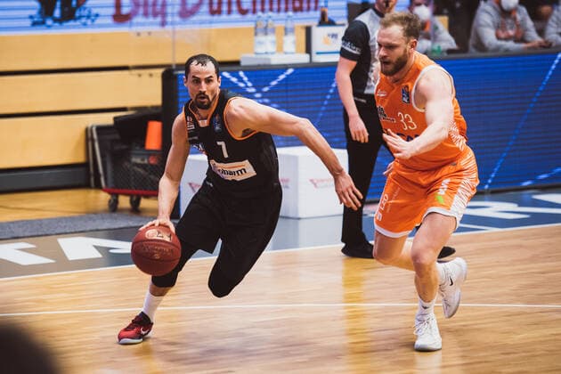 easyCredit-BBL: 23. Spieltag - RASTA Vechta vs. ratiopharm ulm, 13.03.2021 John Petrucelli (ratiopharm ulm, 7), Robin Manuel Christen (RASTA Vechta, 33); easyCredit-BBL: 23. Spieltag - RASTA Vechta vs. ratiopharm ulm am 13.03.2021 in Vechta (RASTA Dome), Germany, Copyright: xBEAUTIFULxSPORTS Neddermannx