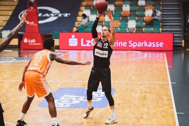 easyCredit-BBL: 23. Spieltag - RASTA Vechta vs. ratiopharm ulm, 13.03.2021 Edgar Sosa (RASTA Vechta, 12), Thomas Klepeisz (ratiopharm ulm, 22); easyCredit-BBL: 23. Spieltag - RASTA Vechta vs. ratiopharm ulm am 13.03.2021 in Vechta (RASTA Dome), Germany, Copyright: xBEAUTIFULxSPORTS Neddermannx