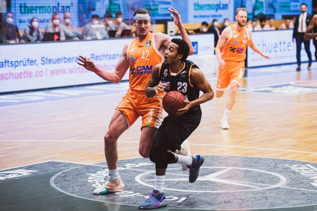 easyCredit-BBL: 23. Spieltag - RASTA Vechta vs. ratiopharm ulm, 13.03.2021 Dennis Clifford (RASTA Vechta, 42), Troy Caupain (ratiopharm ulm, 23); easyCredit-BBL: 23. Spieltag - RASTA Vechta vs. ratiopharm ulm am 13.03.2021 in Vechta (RASTA Dome), Germany, Copyright: xBEAUTIFULxSPORTS Neddermannx