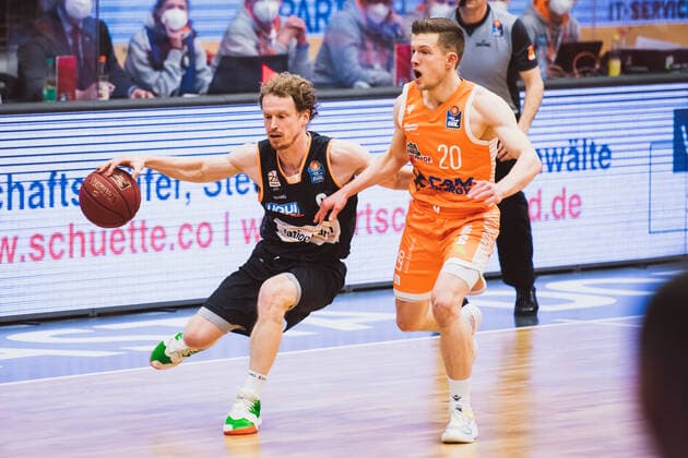 easyCredit-BBL: 23. Spieltag - RASTA Vechta vs. ratiopharm ulm, 13.03.2021 Per Guenther (ratiopharm ulm, 6), Jannes Hundt (RASTA Vechta, 20); easyCredit-BBL: 23. Spieltag - RASTA Vechta vs. ratiopharm ulm am 13.03.2021 in Vechta (RASTA Dome), Germany, Copyright: xBEAUTIFULxSPORTS Neddermannx