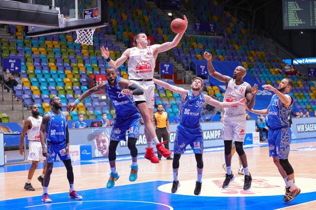 Fraport Skyliners - JobStairs Giessen 46ers, easyCredit BBL Rebound von Scottie James Jr. (Giessen, 31) gegen Kamari Murphy (Fraport Skyliners, 21). Rechts beobachten Jon Axel Gudmundsson (Fraport Skyliners, 30), Brandon Bowman (Giessen, 15) und Rasheed Moore (Fraport Skyliners, 20) die Szene. Basketball-Spiel der easyCredit BBL zwischen den Fraport Skyliners und den JobStairs Giessen 46ers am 13. Maerz 2021 in der Fraport-Arena in Frankfurt am Main., Frankfurt am Main Hessen Deutschland Fraport-Arena