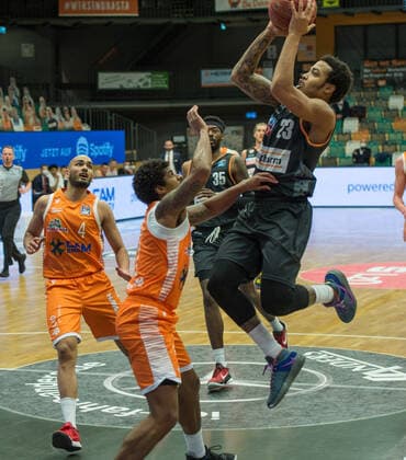 GER, Basketball, RASTA Vechta vs ratiopharm Ulm 13.03.2021, RASTA Dome, Vechta, GER, easy Credit-BBL, RASTA Vechta vs ratiopharm Ulm, im Bild Troy CAUPAIN ( ratiopharm Ulm 23 ) Edgar SOSA (Rasta Vechta 12 ) Stefan PENO (Rasta Vechta 4 )