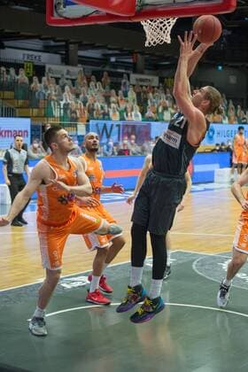 GER, Basketball, RASTA Vechta vs ratiopharm Ulm 13.03.2021, RASTA Dome, Vechta, GER, easy Credit-BBL, RASTA Vechta vs ratiopharm Ulm, im Bild Dylan OSETKOWSKI ( ratiopharm Ulm 21 ) Will VORHEES (Rasta Vechta 41 )