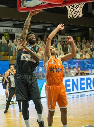 GER, Basketball, RASTA Vechta vs ratiopharm Ulm 13.03.2021, RASTA Dome, Vechta, GER, easy Credit-BBL, RASTA Vechta vs ratiopharm Ulm, im Bild Cameron CLARK ( ratiopharm Ulm 3 ) Stefan PENO (Rasta Vechta 4 )
