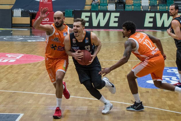 GER, Basketball, RASTA Vechta vs ratiopharm Ulm 13.03.2021, RASTA Dome, Vechta, GER, easy Credit-BBL, RASTA Vechta vs ratiopharm Ulm, im Bild Andreas OBST ( ratiopharm Ulm 13 ) Stefan PENO (Rasta Vechta 4 ) Edgar SOSA (Rasta Vechta 12 )