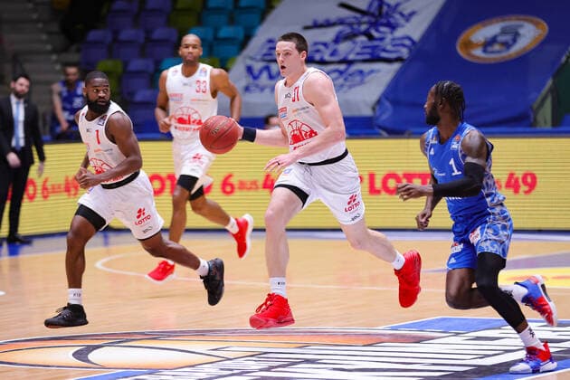 Fraport Skyliners - JobStairs Giessen 46ers, easyCredit BBL Scottie James Jr. (Giessen, 31) wird von Matt Mobley (Fraport Skyliners, 1) verfolgt. Links Jonathan Stark (Giessen, 1). Basketball-Spiel der easyCredit BBL zwischen den Fraport Skyliners und den JobStairs Giessen 46ers am 13. Maerz 2021 in der Fraport-Arena in Frankfurt am Main., Frankfurt am Main Hessen Deutschland Fraport-Arena