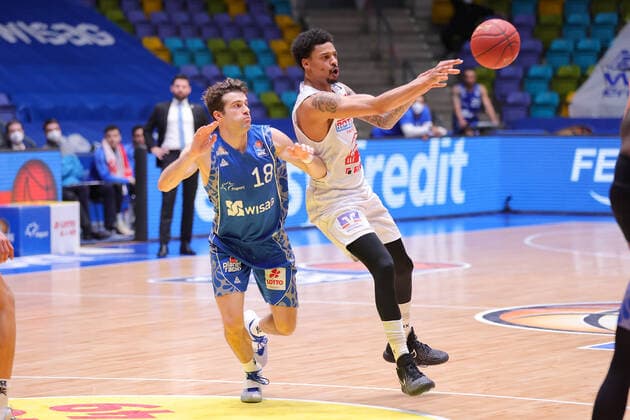 Fraport Skyliners - JobStairs Giessen 46ers, easyCredit BBL Diante Maurice Garret (Giessen, 11) gegenJoe Rahon (Fraport Skyliners, 18). Basketball-Spiel der easyCredit BBL zwischen den Fraport Skyliners und den JobStairs Giessen 46ers am 13. Maerz 2021 in der Fraport-Arena in Frankfurt am Main., Frankfurt am Main Hessen Deutschland Fraport-Arena
