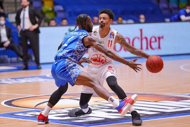 Fraport Skyliners - JobStairs Giessen 46ers, easyCredit BBL Diante Maurice Garret (Giessen, 11) gegen Matt Mobley (Fraport Skyliners, 1). Basketball-Spiel der easyCredit BBL zwischen den Fraport Skyliners und den JobStairs Giessen 46ers am 13. Maerz 2021 in der Fraport-Arena in Frankfurt am Main., Frankfurt am Main Hessen Deutschland Fraport-Arena