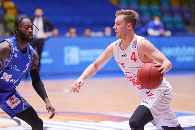 Fraport Skyliners - JobStairs Giessen 46ers, easyCredit BBL Bjarne Kraushaar (Giessen, 4) gegen Matt Mobley (Fraport Skyliners, 1). Basketball-Spiel der easyCredit BBL zwischen den Fraport Skyliners und den JobStairs Giessen 46ers am 13. Maerz 2021 in der Fraport-Arena in Frankfurt am Main., Frankfurt am Main Hessen Deutschland Fraport-Arena