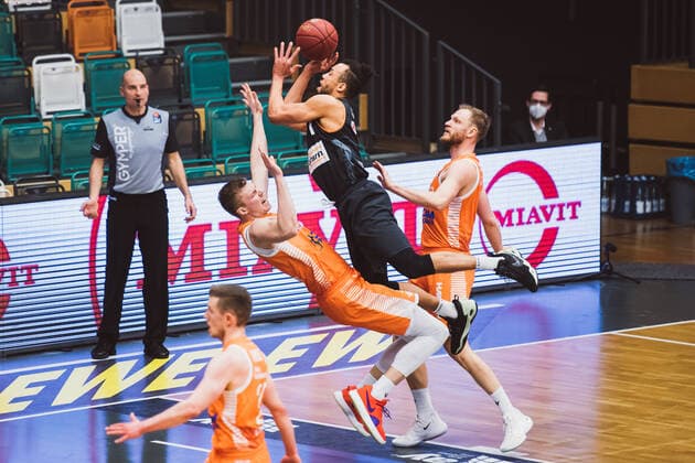 easyCredit-BBL: 23. Spieltag - RASTA Vechta vs. ratiopharm ulm, 13.03.2021 Bjoern Thomas Rohwer (RASTA Vechta, 22), Demitrius Conger (ratiopharm ulm, 1), Robin Manuel Christen (RASTA Vechta, 33); easyCredit-BBL: 23. Spieltag - RASTA Vechta vs. ratiopharm ulm am 13.03.2021 in Vechta (RASTA Dome), Germany, Copyright: xBEAUTIFULxSPORTS Neddermannx
