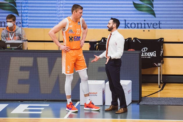 easyCredit-BBL: 23. Spieltag - RASTA Vechta vs. ratiopharm ulm, 13.03.2021 Bjoern Thomas Rohwer (RASTA Vechta, 22), Thomas Paech (RASTA Vechta, Head Coach); easyCredit-BBL: 23. Spieltag - RASTA Vechta vs. ratiopharm ulm am 13.03.2021 in Vechta (RASTA Dome), Germany, Copyright: xBEAUTIFULxSPORTS Neddermannx