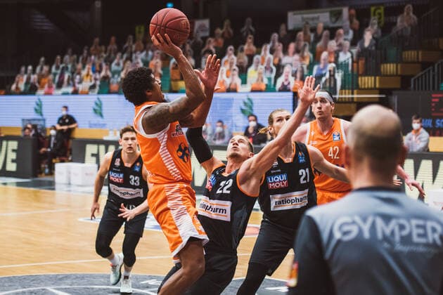 easyCredit-BBL: 23. Spieltag - RASTA Vechta vs. ratiopharm ulm, 13.03.2021 Edgar Sosa (RASTA Vechta, 12), Thomas Klepeisz (ratiopharm ulm, 22), Dylan Osetkowski (ratiopharm ulm, 21); easyCredit-BBL: 23. Spieltag - RASTA Vechta vs. ratiopharm ulm am 13.03.2021 in Vechta (RASTA Dome), Germany, Copyright: xBEAUTIFULxSPORTS Neddermannx