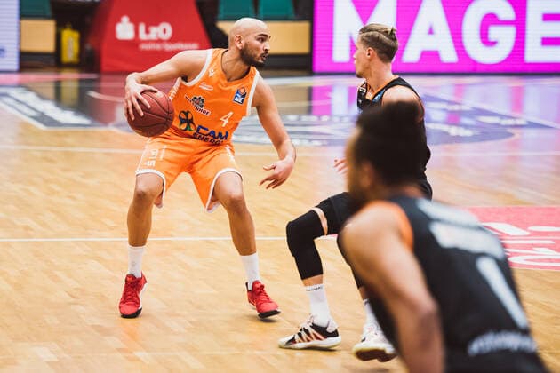 easyCredit-BBL: 23. Spieltag - RASTA Vechta vs. ratiopharm ulm, 13.03.2021 Stefan Peno (RASTA Vechta, 4), Thomas Klepeisz (ratiopharm ulm, 22); easyCredit-BBL: 23. Spieltag - RASTA Vechta vs. ratiopharm ulm am 13.03.2021 in Vechta (RASTA Dome), Germany, Copyright: xBEAUTIFULxSPORTS Neddermannx