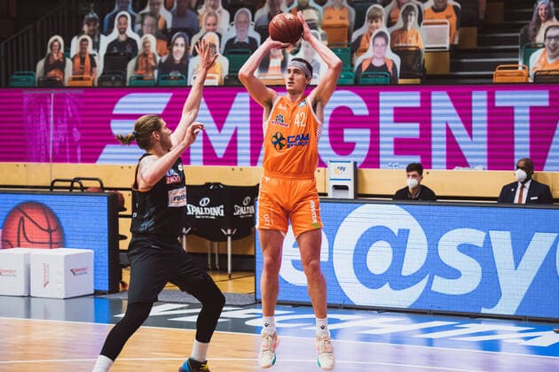 easyCredit-BBL: 23. Spieltag - RASTA Vechta vs. ratiopharm ulm, 13.03.2021 Dylan Osetkowski (ratiopharm ulm, 21), Dennis Clifford (RASTA Vechta, 42); easyCredit-BBL: 23. Spieltag - RASTA Vechta vs. ratiopharm ulm am 13.03.2021 in Vechta (RASTA Dome), Germany, Copyright: xBEAUTIFULxSPORTS Neddermannx