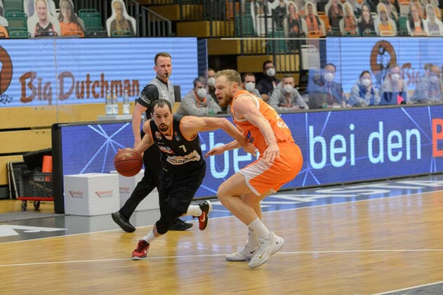 John PETRUCELLI (7 ratiopharm ulm), Robin CHRISTEN (33 Rasta Vechta) ; Rasta Vechta vs ratiopharm Ulm, Basketball, easyCredit BBL Bundesliga, 13.03.2021, 23. Spieltag, Saison 2020 2021 ; Copyright: xErikxHillmer EIBNERx EP_ehr Rasta Vechta vs ratiopharm Ulm, Basketball, easyCredit BBL Bundesliga, 13.03.2021, 23. Spieltag, Saison 2020 2021 Vechta Copyright: xErikxHillmer EIBNERx EP_ehr