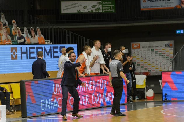 Thomas PÄCH PAECH (Trainer Head Coach Rasta Vechta), Bank von Rasta Vechta ; Rasta Vechta vs ratiopharm Ulm, Basketball, easyCredit BBL Bundesliga, 13.03.2021, 23. Spieltag, Saison 2020 2021 ; Copyright: xErikxHillmer EIBNERx EP_ehr Rasta Vechta vs ratiopharm Ulm, Basketball, easyCredit BBL Bundesliga, 13.03.2021, 23. Spieltag, Saison 2020 2021 Vechta Copyright: xErikxHillmer EIBNERx EP_ehr