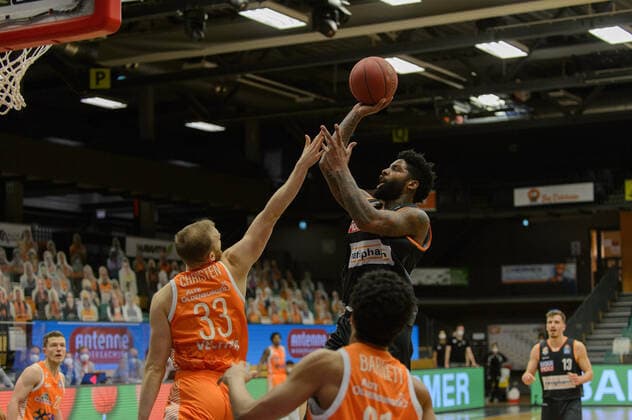 Robin CHRISTEN (33 Rasta Vechta), Cameron CLARK (3 ratiopharm ulm) ; Rasta Vechta vs ratiopharm Ulm, Basketball, easyCredit BBL Bundesliga, 13.03.2021, 23. Spieltag, Saison 2020 2021 ; Copyright: xErikxHillmer EIBNERx EP_ehr Rasta Vechta vs ratiopharm Ulm, Basketball, easyCredit BBL Bundesliga, 13.03.2021, 23. Spieltag, Saison 2020 2021 Vechta Copyright: xErikxHillmer EIBNERx EP_ehr