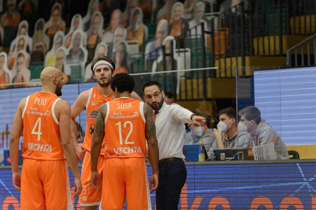 Stefan PENO (4 Rasta Vechta), Jesse HUNT (34 Rasta Vechta), Edgar SOSA (12 Rasta Vechta), Thomas PÄCH PAECH (Trainer Head Coach Rasta Vechta) ; Rasta Vechta vs ratiopharm Ulm, Basketball, easyCredit BBL Bundesliga, 13.03.2021, 23. Spieltag, Saison 2020 2021 ; Copyright: xErikxHillmer EIBNERx EP_ehr Rasta Vechta vs ratiopharm Ulm, Basketball, easyCredit BBL Bundesliga, 13.03.2021, 23. Spieltag, Saison 2020 2021 Vechta Copyright: xErikxHillmer EIBNERx EP_ehr