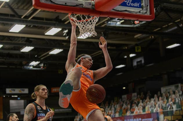 Dennis CLIFFORD (42 Rasta Vechta) dunkt spektakulär ; Rasta Vechta vs ratiopharm Ulm, Basketball, easyCredit BBL Bundesliga, 13.03.2021, 23. Spieltag, Saison 2020 2021 ; Copyright: xErikxHillmer EIBNERx EP_ehr Rasta Vechta vs ratiopharm Ulm, Basketball, easyCredit BBL Bundesliga, 13.03.2021, 23. Spieltag, Saison 2020 2021 Vechta Copyright: xErikxHillmer EIBNERx EP_ehr