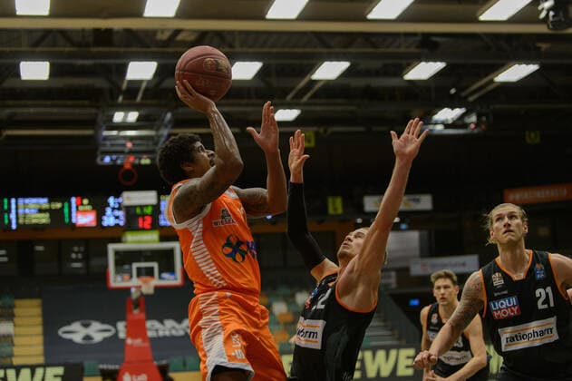 Edgar SOSA (12 Rasta Vechta), Thomas KLEPEISZ (22 ratiopharm ulm) ; Rasta Vechta vs ratiopharm Ulm, Basketball, easyCredit BBL Bundesliga, 13.03.2021, 23. Spieltag, Saison 2020 2021 ; Copyright: xErikxHillmer EIBNERx EP_ehr Rasta Vechta vs ratiopharm Ulm, Basketball, easyCredit BBL Bundesliga, 13.03.2021, 23. Spieltag, Saison 2020 2021 Vechta Copyright: xErikxHillmer EIBNERx EP_ehr