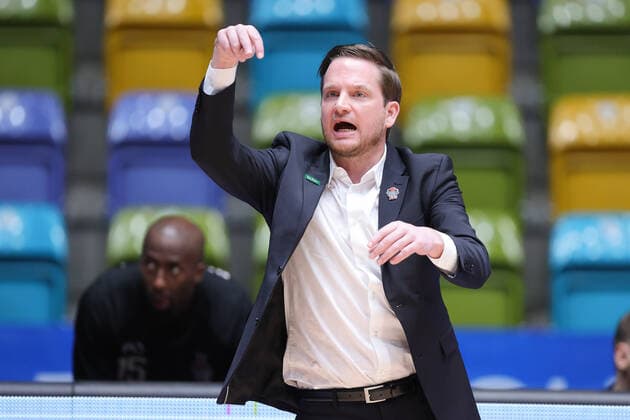 Fraport Skyliners - JobStairs Giessen 46ers, easyCredit BBL Cheftrainer Rolf Scholz (Giessen). Basketball-Spiel der easyCredit BBL zwischen den Fraport Skyliners und den JobStairs Giessen 46ers am 13. Maerz 2021 in der Fraport-Arena in Frankfurt am Main., Frankfurt am Main Hessen Deutschland Fraport-Arena