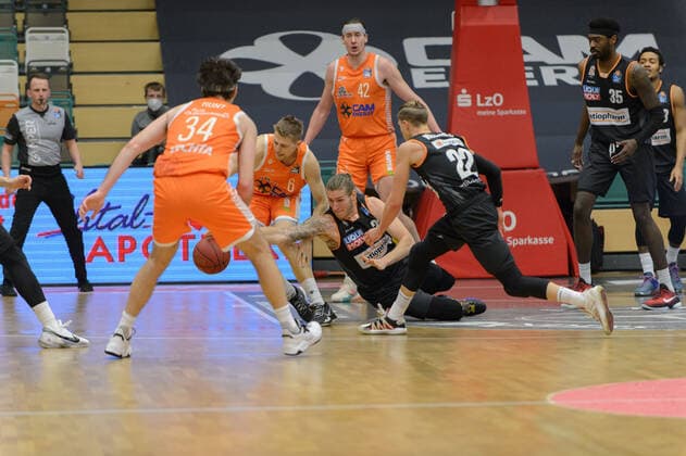 Jesse HUNT (34 Rasta Vechta), Tim HASBARGEN (6 Rasta Vechta), Dylan OSETKOWSKI (21 ratiopharm ulm), Dennis CLIFFORD (42 Rasta Vechta), Thomas KLEPEISZ (22 ratiopharm ulm) ; Rasta Vechta vs ratiopharm Ulm, Basketball, easyCredit BBL Bundesliga, 13.03.2021, 23. Spieltag, Saison 2020 2021 ; Copyright: xErikxHillmer EIBNERx EP_ehr Rasta Vechta vs ratiopharm Ulm, Basketball, easyCredit BBL Bundesliga, 13.03.2021, 23. Spieltag, Saison 2020 2021 Vechta Copyright: xErikxHillmer EIBNERx EP_ehr