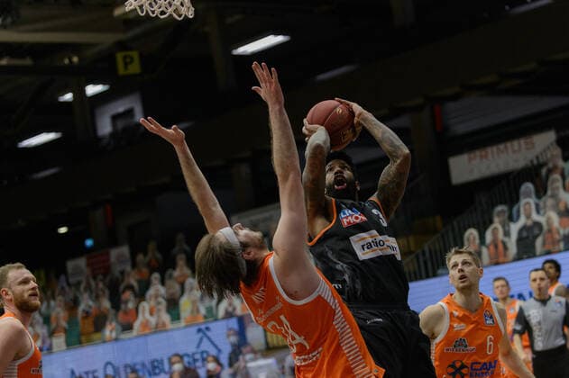 Jesse HUNT (34 Rasta Vechta), Cameron CLARK (3 ratiopharm ulm) ; Rasta Vechta vs ratiopharm Ulm, Basketball, easyCredit BBL Bundesliga, 13.03.2021, 23. Spieltag, Saison 2020 2021 ; Copyright: xErikxHillmer EIBNERx EP_ehr Rasta Vechta vs ratiopharm Ulm, Basketball, easyCredit BBL Bundesliga, 13.03.2021, 23. Spieltag, Saison 2020 2021 Vechta Copyright: xErikxHillmer EIBNERx EP_ehr