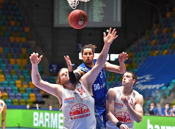 13.03.2021, xblx, Basketball BBL Bundesliga, Frankfurt Skyliners - Giessen 46ers emspor, v.l. John Bryant (Giessen 46ers), Michael Kessens (Fraport Skyliners Frankfurt), Scottie James Jr (Giessen 46ers) (DFL DFB REGULATIONS PROHIBIT ANY USE OF PHOTOGRAPHS as IMAGE SEQUENCES and or QUASI-VIDEO) Frankfurt am Main
