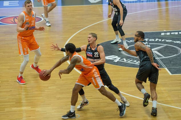 GER, Basketball, RASTA Vechta vs ratiopharm Ulm 13.03.2021, RASTA Dome, Vechta, GER, easy Credit-BBL, RASTA Vechta vs ratiopharm Ulm, im Bild Edgar SOSA (Rasta Vechta 12 ) Thomas KLEPEISZ ( ratiopharm Ulm 22 ) Björn Bjoern ROHWER (Rasta Vechta 22 ) Isaiah WILKINS ( ratiopharm Ulm 11 )