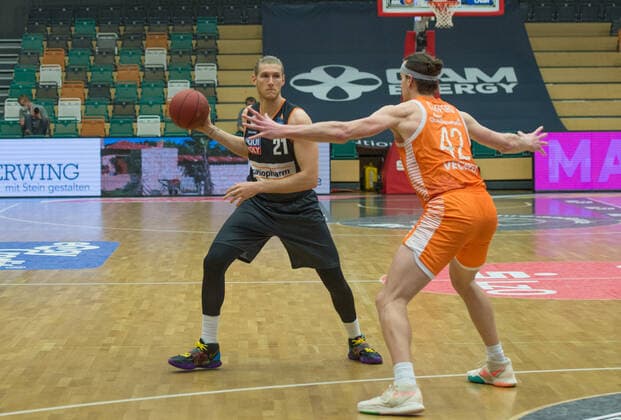 GER, Basketball, RASTA Vechta vs ratiopharm Ulm 13.03.2021, RASTA Dome, Vechta, GER, easy Credit-BBL, RASTA Vechta vs ratiopharm Ulm, im Bild Dylan OSETKOWSKI ( ratiopharm Ulm 21 ) Dennis CLIFFORD (Rasta Vechta 42 )