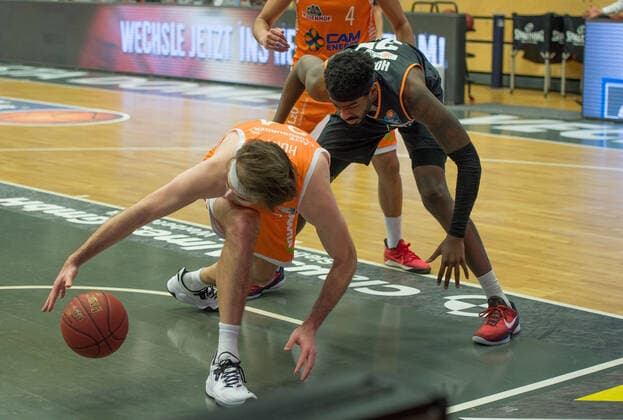 GER, Basketball, RASTA Vechta vs ratiopharm Ulm 13.03.2021, RASTA Dome, Vechta, GER, easy Credit-BBL, RASTA Vechta vs ratiopharm Ulm, im Bild Fight for the Ball Jesse HUNT ( Rasta Vechta 34 ) Aric HOLMAN ( ratiopharm Ulm 35 )