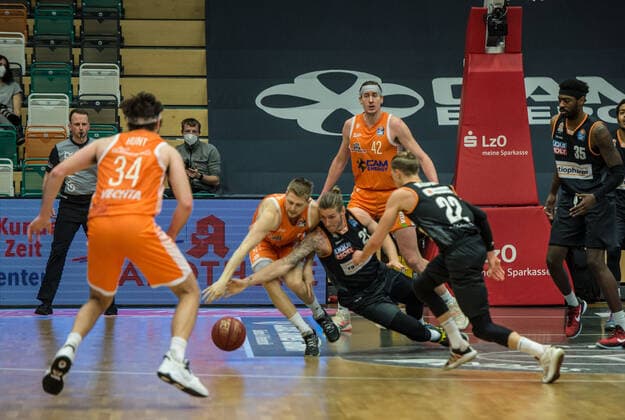 GER, Basketball, RASTA Vechta vs ratiopharm Ulm 13.03.2021, RASTA Dome, Vechta, GER, easy Credit-BBL, RASTA Vechta vs ratiopharm Ulm, im Bild Tim HASBARGEN (Rasta Vechta 6 ) Dylan OSETKOWSKI ( ratiopharm Ulm 21 )
