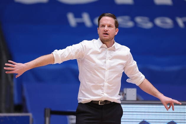 Fraport Skyliners - JobStairs Giessen 46ers, easyCredit BBL Cheftrainer Rolf Scholz (Giessen). Basketball-Spiel der easyCredit BBL zwischen den Fraport Skyliners und den JobStairs Giessen 46ers am 13. Maerz 2021 in der Fraport-Arena in Frankfurt am Main., Frankfurt am Main Hessen Deutschland Fraport-Arena