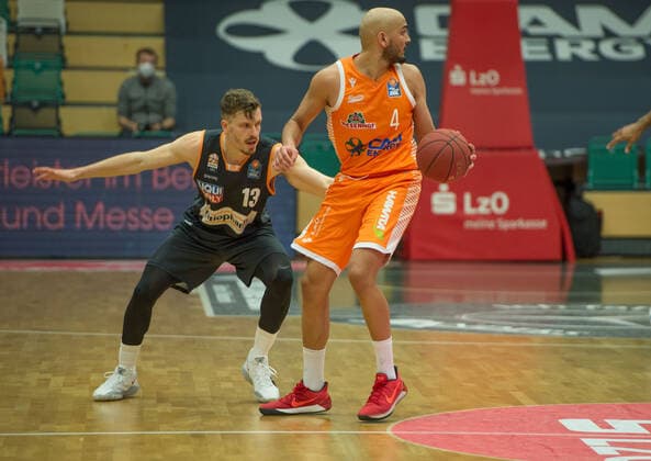 GER, Basketball, RASTA Vechta vs ratiopharm Ulm 13.03.2021, RASTA Dome, Vechta, GER, easy Credit-BBL, RASTA Vechta vs ratiopharm Ulm, im Bild nach hinten schauen Stefan PENO (Rasta Vechta 4 ) Andreas OBST ( ratiopharm Ulm 13 )