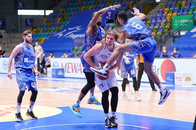 Fraport Skyliners - JobStairs Giessen 46ers, easyCredit BBL John Bryant (Giessen, 54) wird von Matt Mobley (Fraport Skyliners, 1) und Len Adam Schoormann (Fraport Skyliners, 6) amWurf gehindert. Basketball-Spiel der easyCredit BBL zwischen den Fraport Skyliners und den JobStairs Giessen 46ers am 13. Maerz 2021 in der Fraport-Arena in Frankfurt am Main., Frankfurt am Main Hessen Deutschland Fraport-Arena