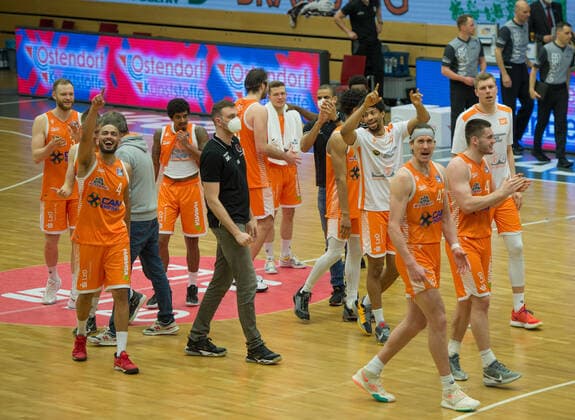 GER, Basketball, RASTA Vechta vs ratiopharm Ulm 13.03.2021, RASTA Dome, Vechta, GER, easy Credit-BBL, RASTA Vechta vs ratiopharm Ulm, im Bild so sehen Sieger aus Dennis CLIFFORD (Rasta Vechta 42 ) Will VORHEES (Rasta Vechta 41 ) Jordan BARNETT (Rasta Vechta 21 ) Martin KALU (Rasta Vechta 7 ) Stefan PENO (Rasta Vechta 4 ) Robin CHRISTEN (Rasta Vechta 33 ) Jesse HUNT ( Rasta Vechta 34 ) Björn Bjoern ROHWER (Rasta Vechta 22 )