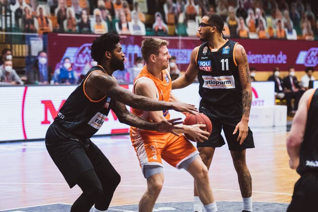 easyCredit-BBL: 23. Spieltag - RASTA Vechta vs. ratiopharm ulm, 13.03.2021 Cameron Clark (ratiopharm ulm, 3), Tim Hasbargen (RASTA Vechta, 6), Isaiah Wilkins (ratiopharm ulm, 11); easyCredit-BBL: 23. Spieltag - RASTA Vechta vs. ratiopharm ulm am 13.03.2021 in Vechta (RASTA Dome), Germany, Copyright: xBEAUTIFULxSPORTS Neddermannx