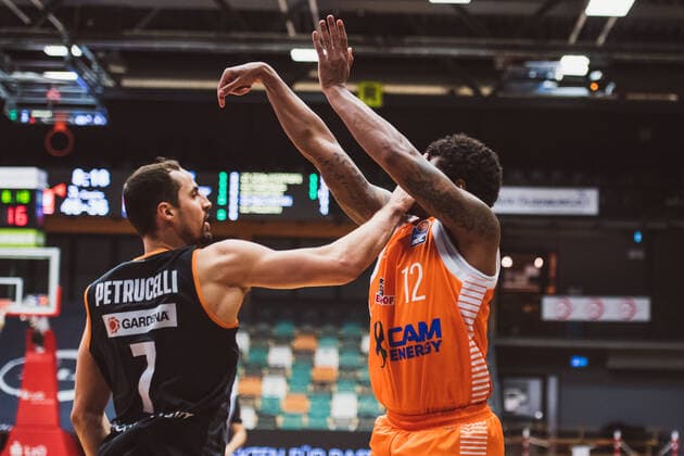 easyCredit-BBL: 23. Spieltag - RASTA Vechta vs. ratiopharm ulm, 13.03.2021 John Petrucelli (ratiopharm ulm, 7), Edgar Sosa (RASTA Vechta, 12); easyCredit-BBL: 23. Spieltag - RASTA Vechta vs. ratiopharm ulm am 13.03.2021 in Vechta (RASTA Dome), Germany, Copyright: xBEAUTIFULxSPORTS Neddermannx