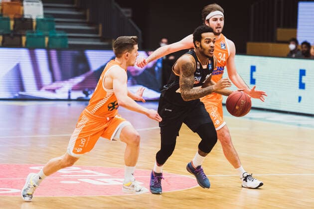 easyCredit-BBL: 23. Spieltag - RASTA Vechta vs. ratiopharm ulm, 13.03.2021 Jannes Hundt (RASTA Vechta, 20), Troy Caupain (ratiopharm ulm, 23), Jesse Johannes Hunt (RASTA Vechta, 34); easyCredit-BBL: 23. Spieltag - RASTA Vechta vs. ratiopharm ulm am 13.03.2021 in Vechta (RASTA Dome), Germany, Copyright: xBEAUTIFULxSPORTS Neddermannx